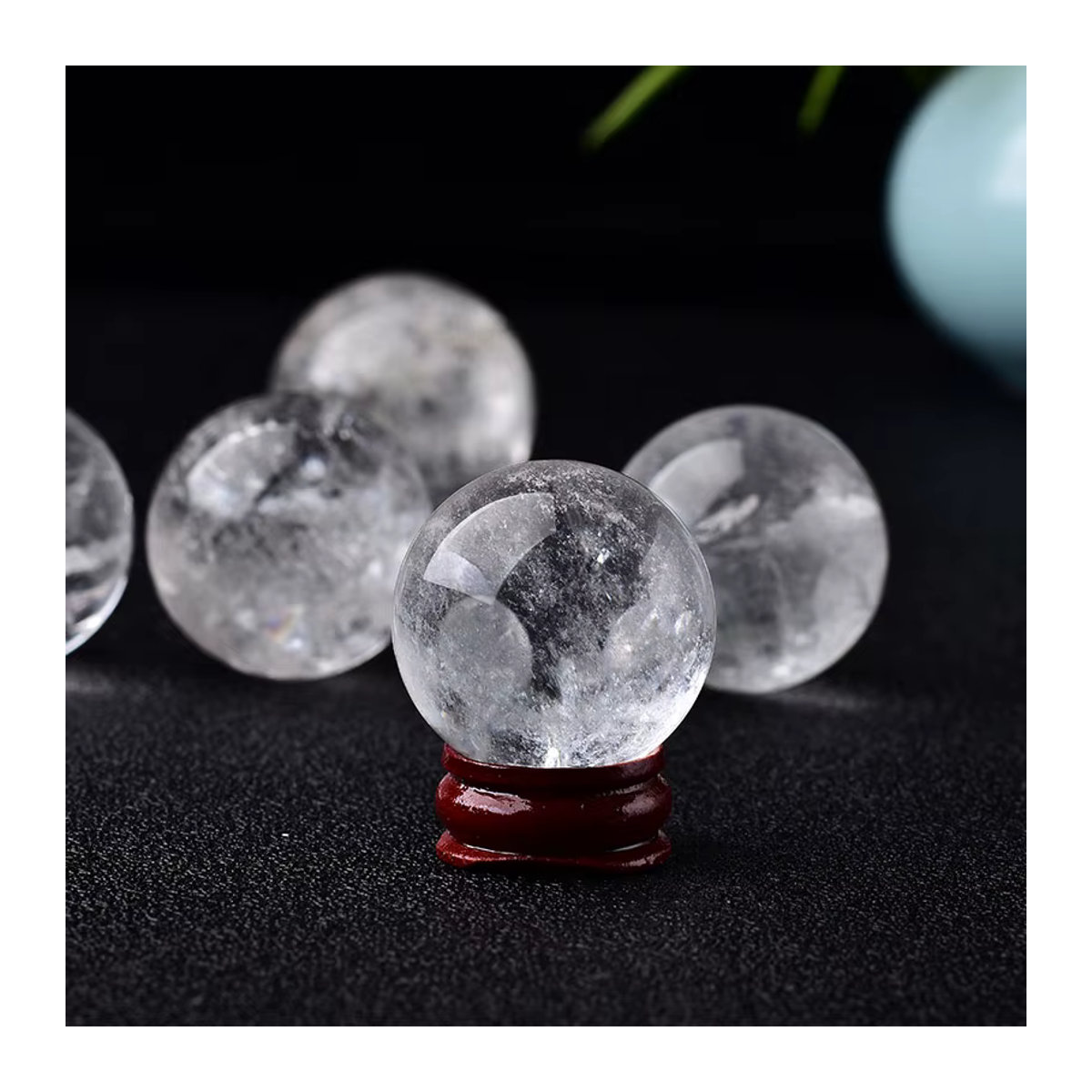 RYCRYSTAL Natürliche Kristallkugel aus klarem Quarz, transparent, mit Holzständer zur Dekoration und Meditation, Durchmesser: 28–32 mm - Bild 3