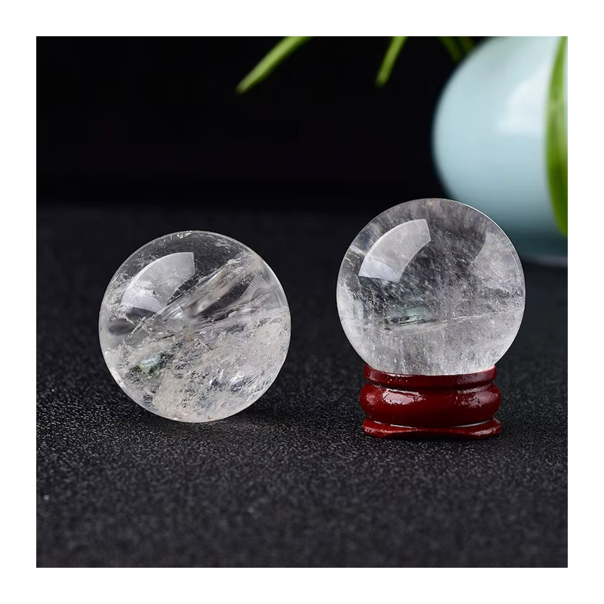 RYCRYSTAL Natürliche Kristallkugel aus klarem Quarz, transparent, mit Holzständer zur Dekoration und Meditation, Durchmesser: 28–32 mm - Bild 4