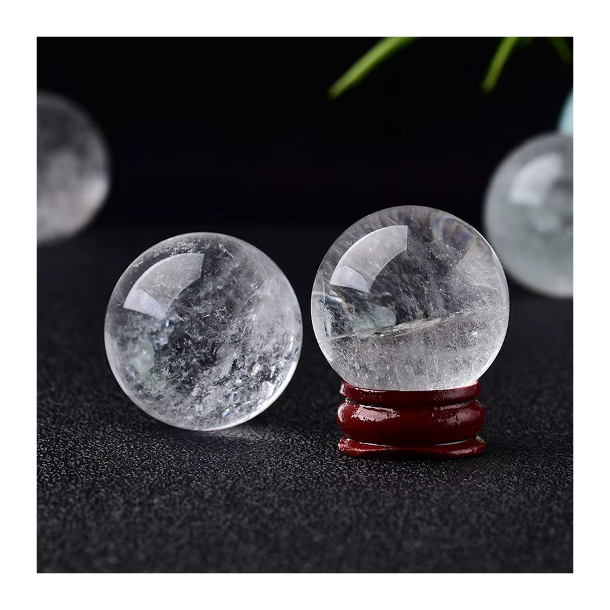 RYCRYSTAL Natürliche Kristallkugel aus klarem Quarz, transparent, mit Holzständer zur Dekoration und Meditation, Durchmesser: 28–32 mm - Bild 5