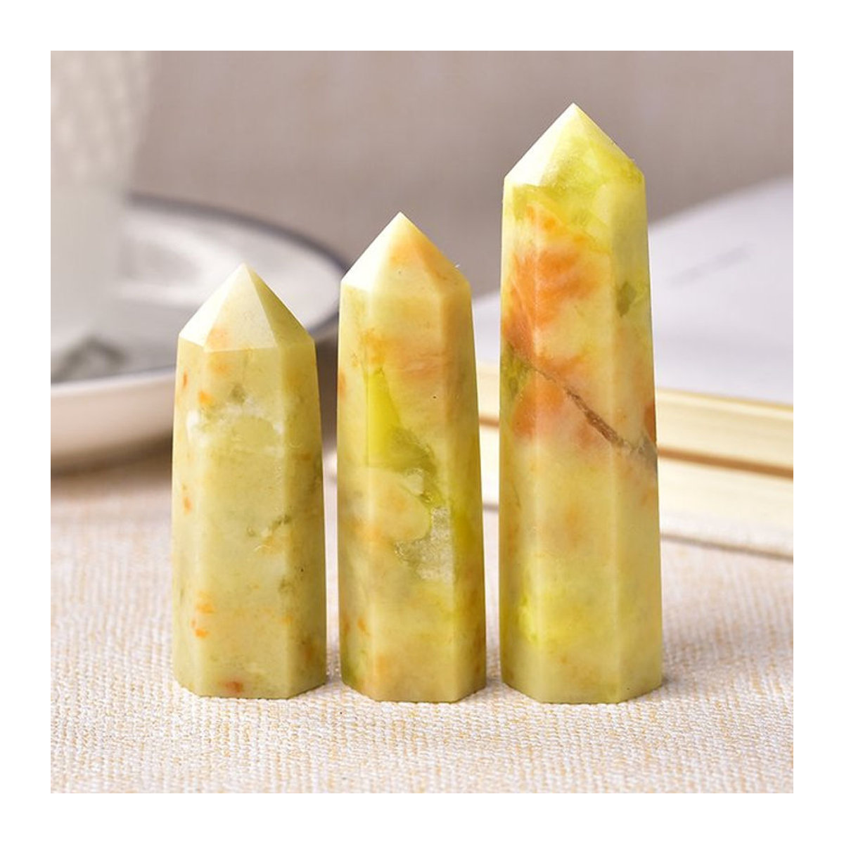 RYCRYSTAL Natürlicher Jade-Kristall Obelisk mit floralem Design in Gelb und Grün zur Reiki-Energieheilung und Dekoration - Bild 1