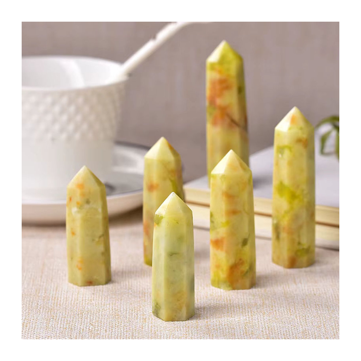 RYCRYSTAL Natürlicher Jade-Kristall Obelisk mit floralem Design in Gelb und Grün zur Reiki-Energieheilung und Dekoration - Bild 4