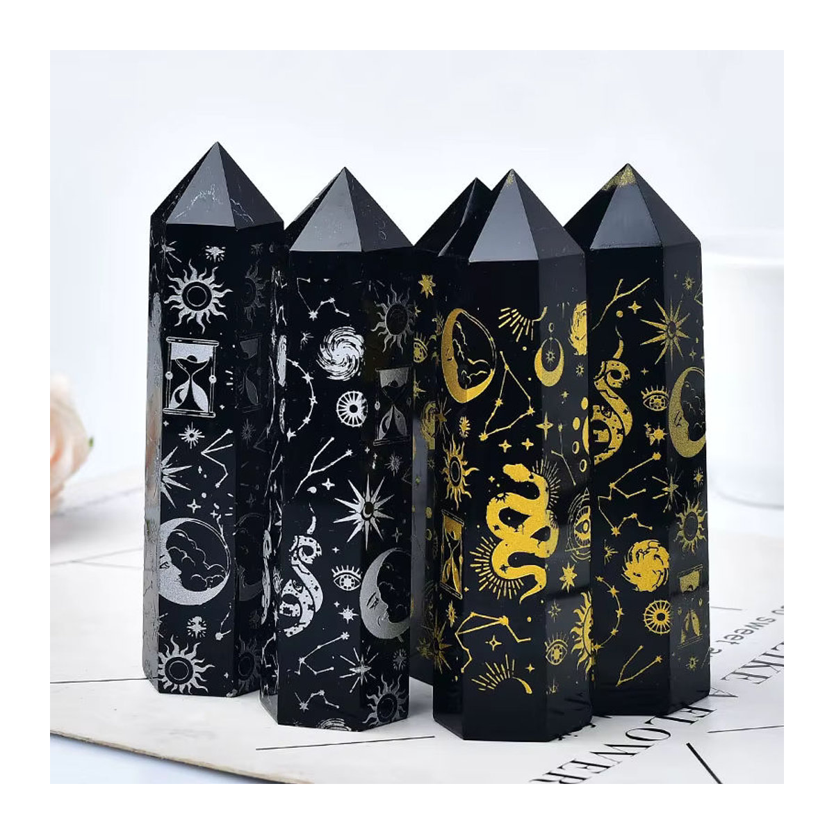 RYCRYSTAL Obsidian Turm mit Gold Stern und Mond Muster in Schwarz und Gold als Deko-Stein für Reiki und Energiearbeit - Bild 1