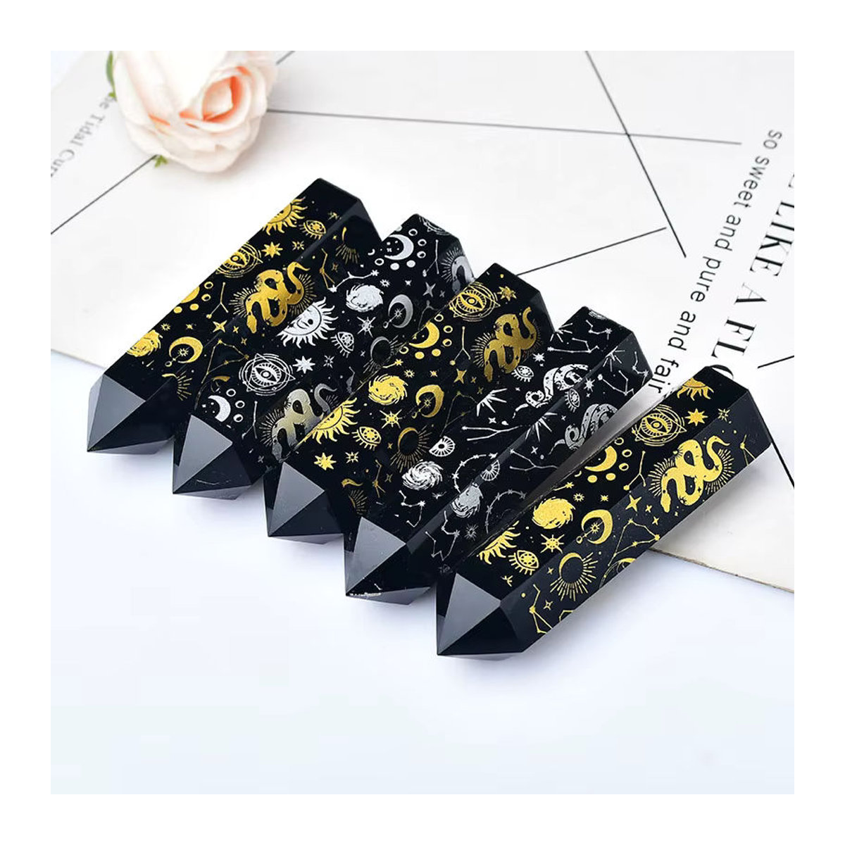 RYCRYSTAL Obsidian Turm mit Gold Stern und Mond Muster in Schwarz und Gold als Deko-Stein für Reiki und Energiearbeit - Bild 4