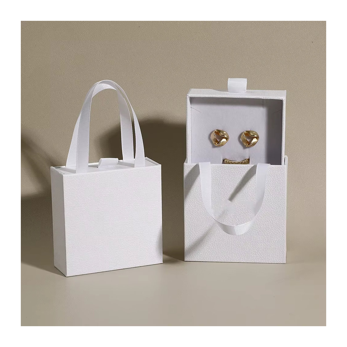 Schmuckschatulle aus Kraftpapier in Rot für Ringe, Halsketten, Armbänder und Ohrringe als tragbare Geschenkbox - Bild 3