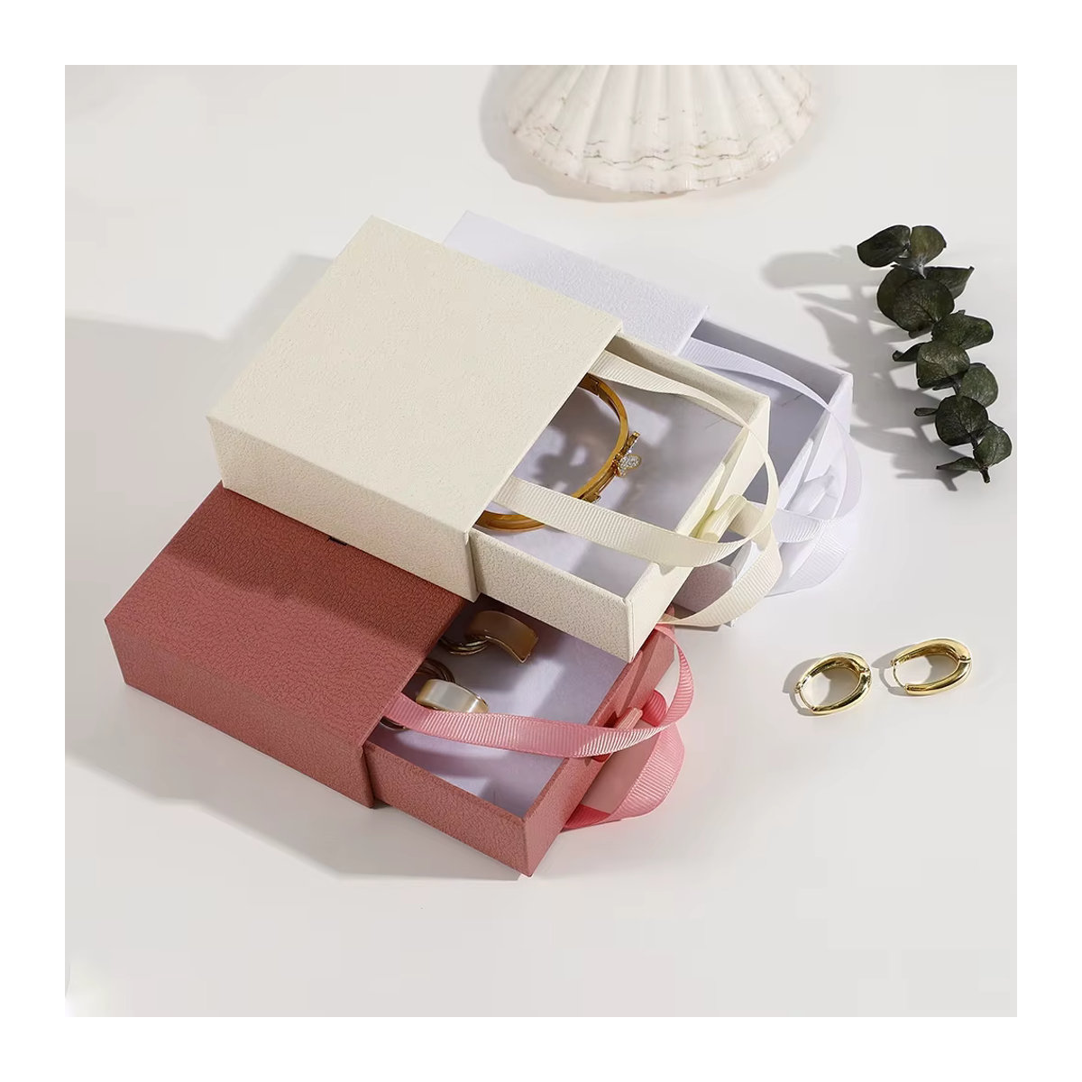 Schmuckschatulle aus Kraftpapier in Rot für Ringe, Halsketten, Armbänder und Ohrringe als tragbare Geschenkbox - Bild 4