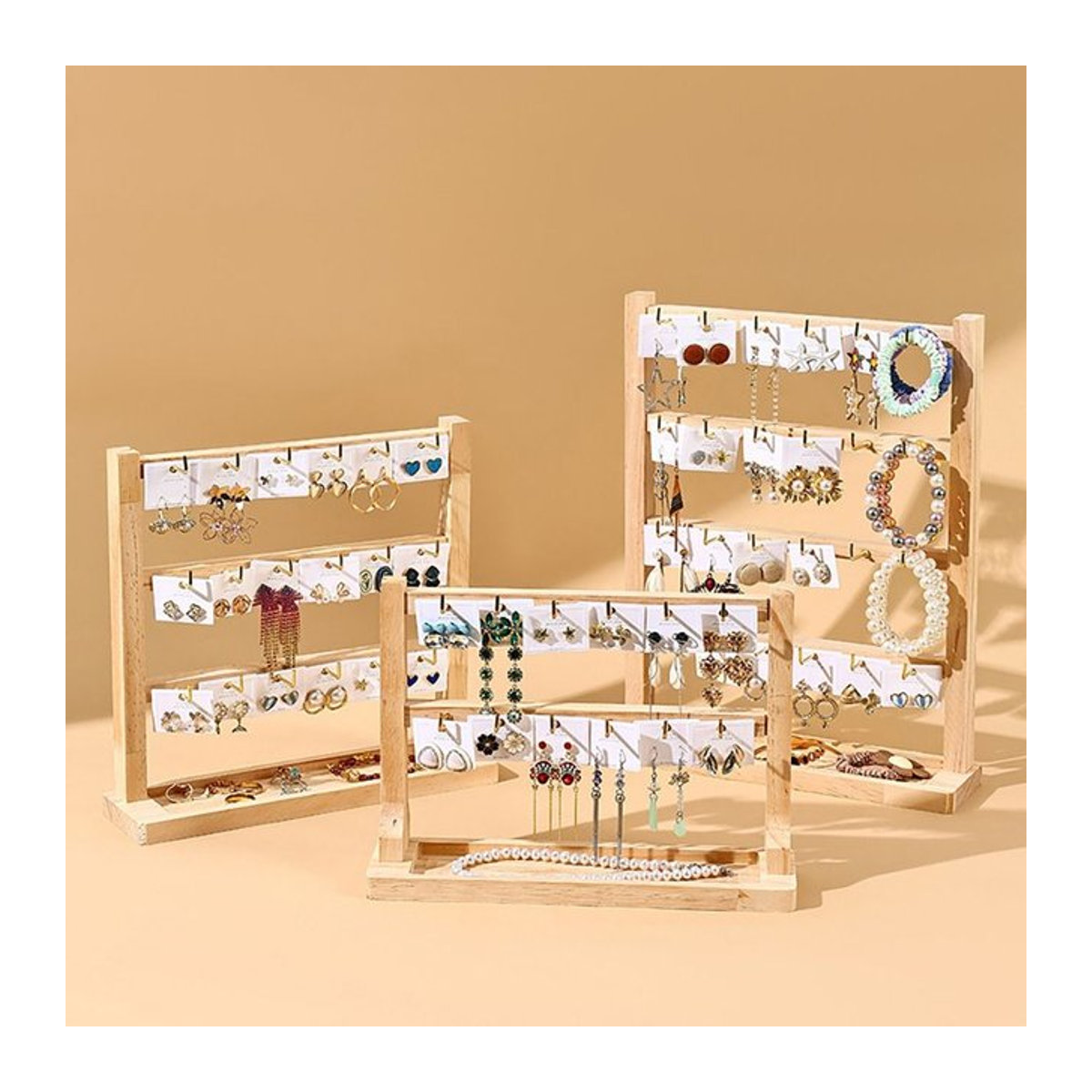 Schmuckständer aus Massivholz in Beige als abnehmbare Halsketten-Staffelei mit Haken für Armbänder und Ohrringe - Bild 1