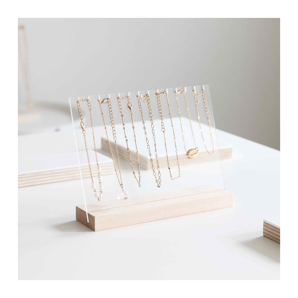 Schmuckständer und Halskettenhalter von ROMANE aus Holz in Braun und Transparent als Schmuck-Organizer für Armbänder und Ketten - Bild 1