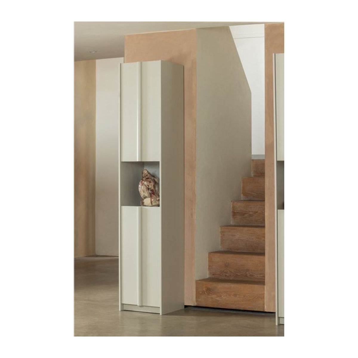 Schrank WOOOD BASU aus Kiefer in Weiß mit Drehtüren und minimalistischem Design - Bild 1
