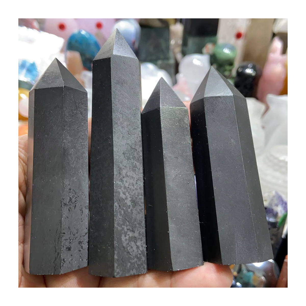 Schungit-Turm von CrystalHola in Schwarz, polierter Naturstein für Yoga und Chakra-Arbeit - Bild 2