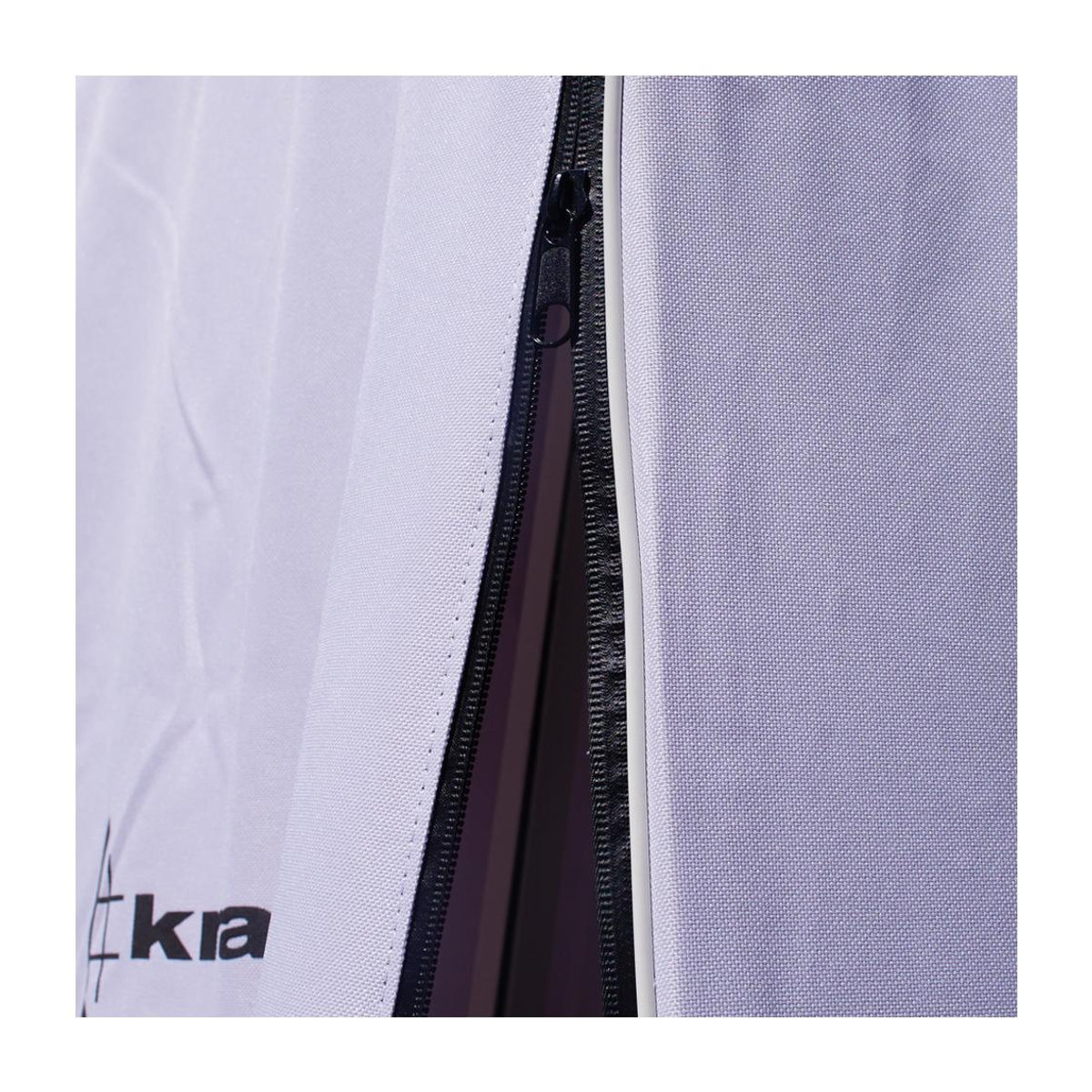 Schutzhülle für Gas-Regenschirmheizung von Kratki in Weiß mit schwarzem Logo aus Polyester und PVC - Bild 2