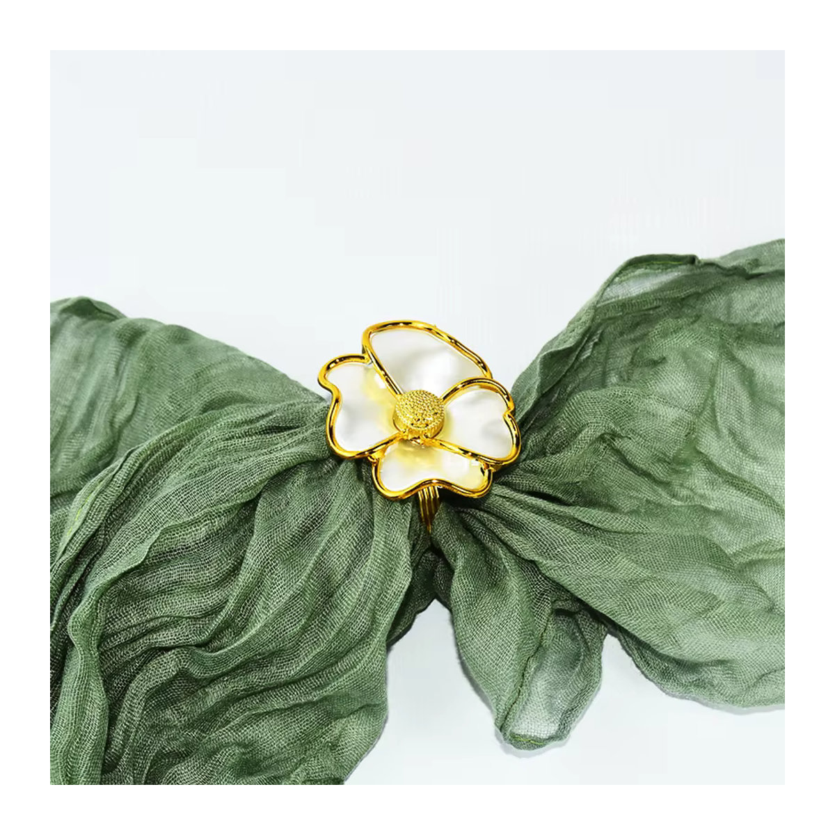 Serviettenring mit Pflaumenblüten-Design in Weiß und Gold für Hochzeit und Geburtstag - Bild 2
