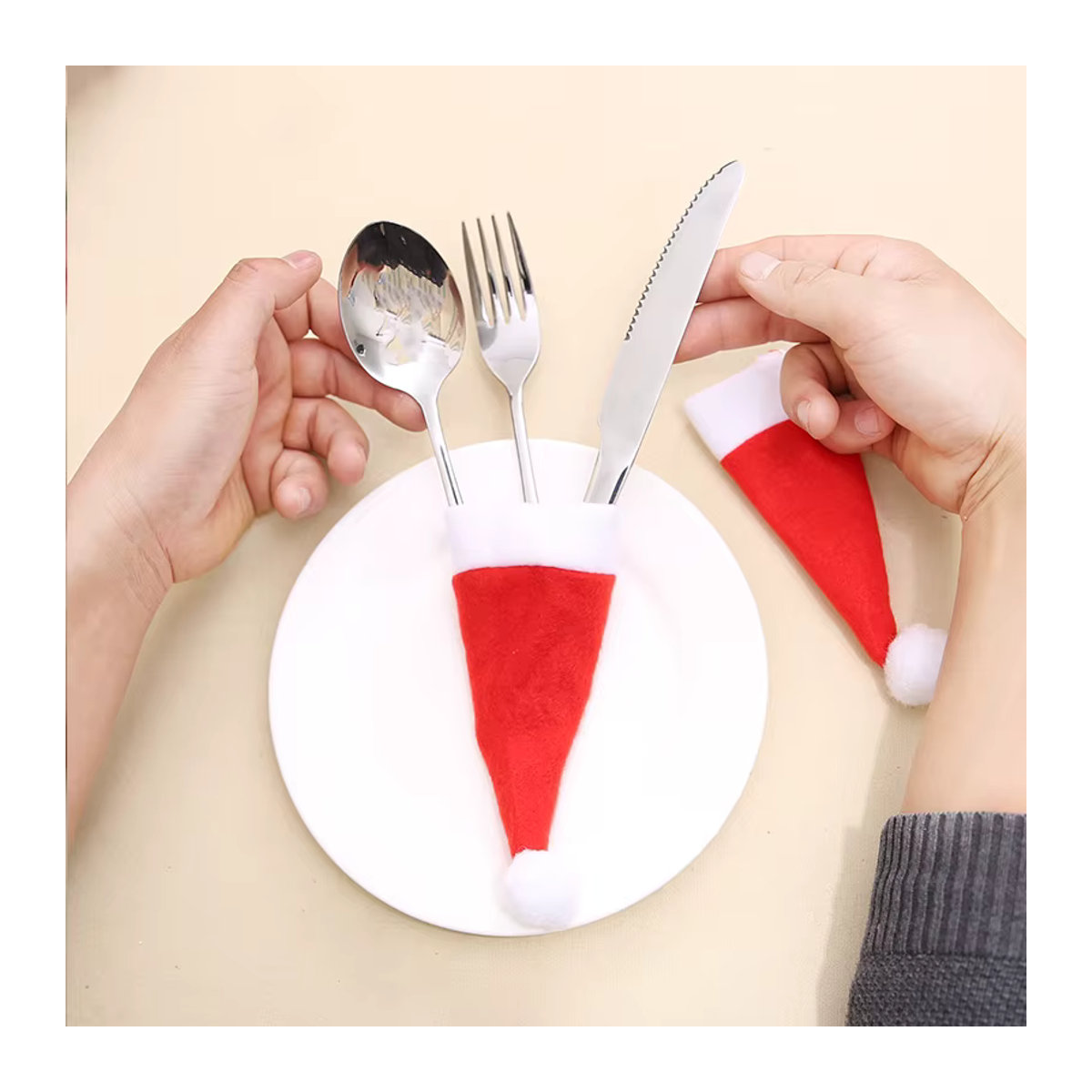 Set aus Weihnachts-Vliesmützen zur Dekoration von Besteck und Weinflaschen in Rot und Weiß - Bild 2