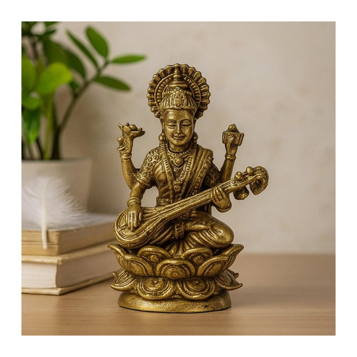 SHAMTAM Mini-Idol der Göttin Saraswati aus Messing in Gold, Höhe: 3,4 cm - Bild 1