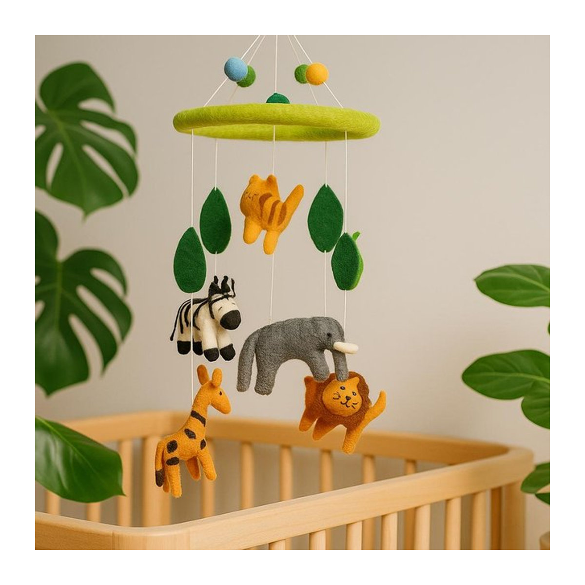 SHAMTAM Safari Baby Mobile aus Filz in Grün mit Zebra, Elefant, Giraffe und Löwe, handgenäht - Bild 1