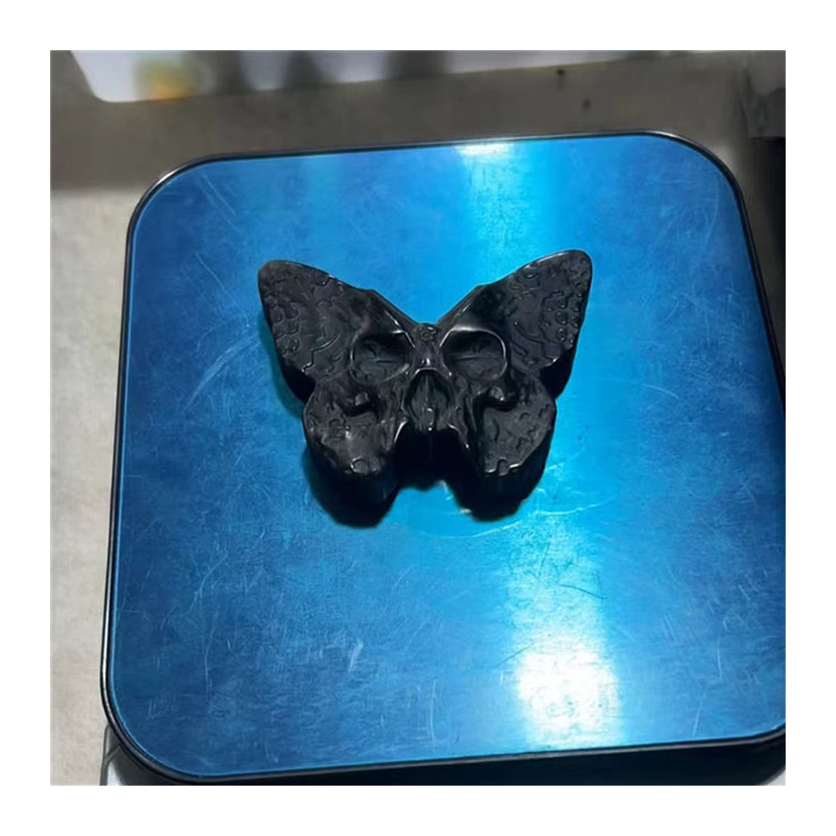 Sisterstone Obsidian Schmetterlingsschädel in Grau als dekorative Steinschnitzerei - Bild 2