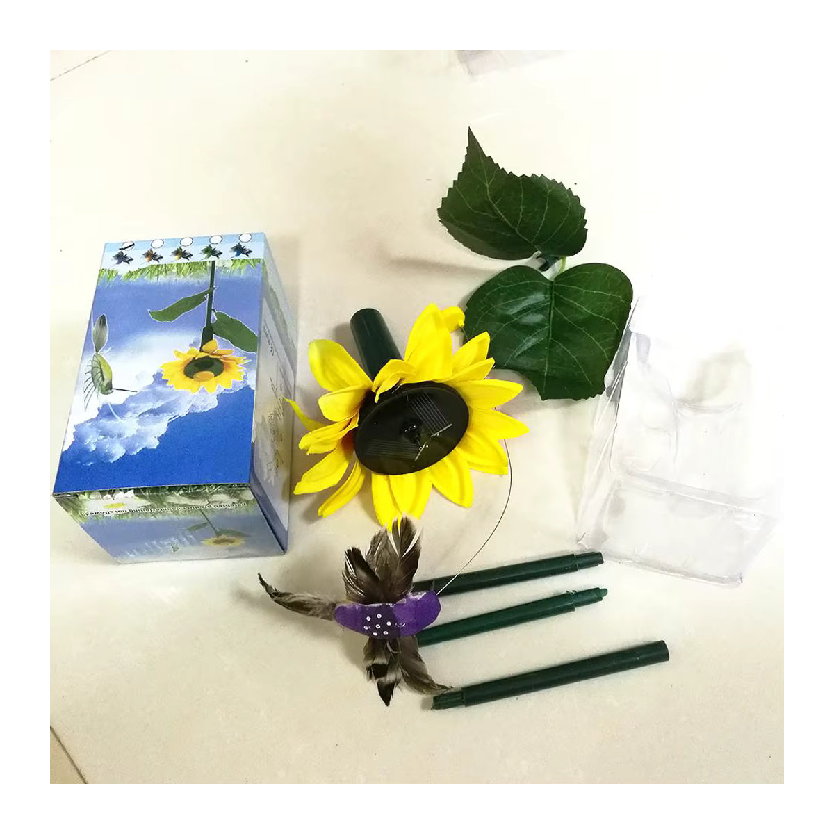 Solarbetriebene Garten-Dekoration mit flatternden Schmetterlingen und Kolibris auf Sonnenblumen für den Außenbereich - Bild 5