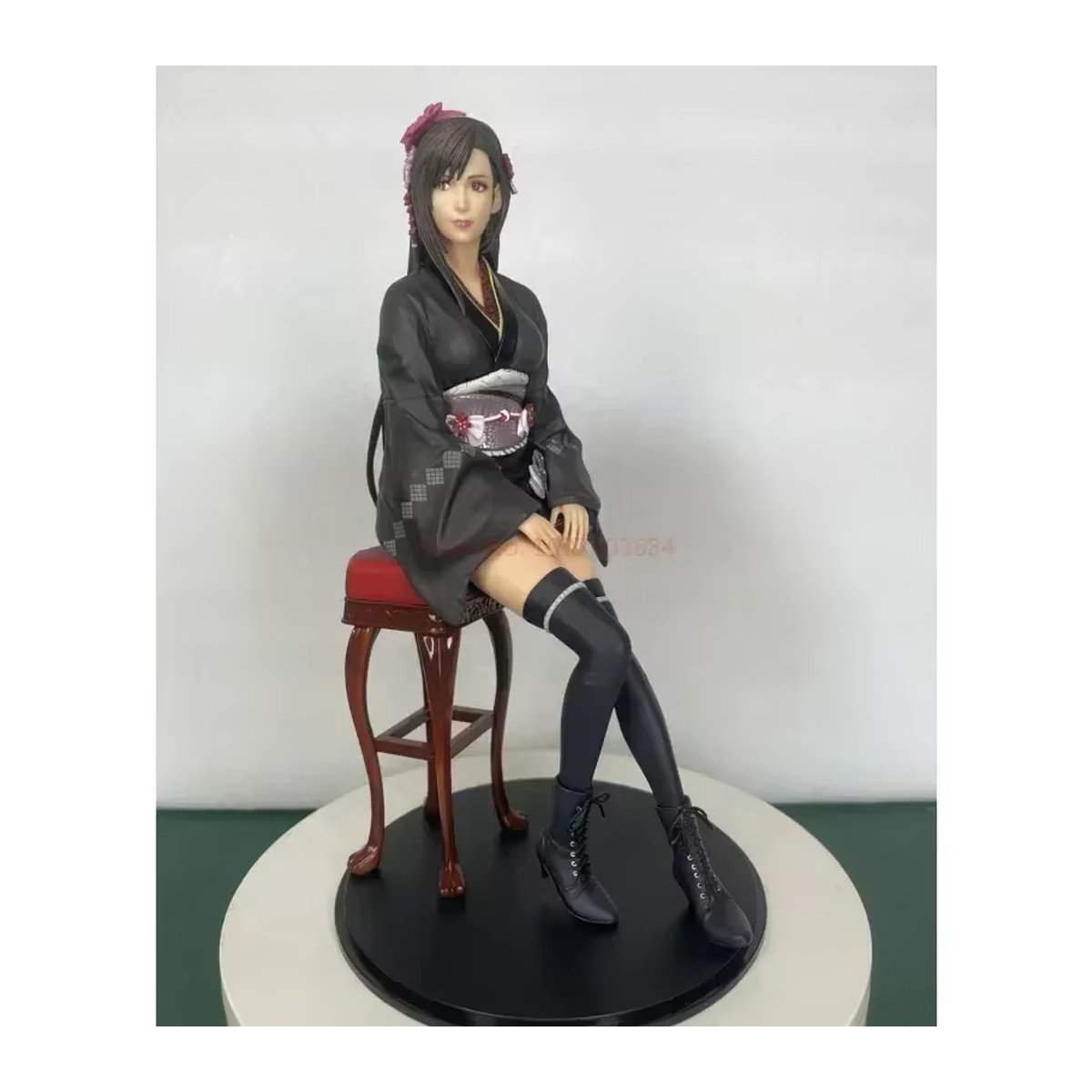 Square Enix Tifa Lockhart FF7 Sammlerfigur in exotischem floralem Kimono, handgemachte Kunstharz-Dekoration, Schwarz - Bild 2