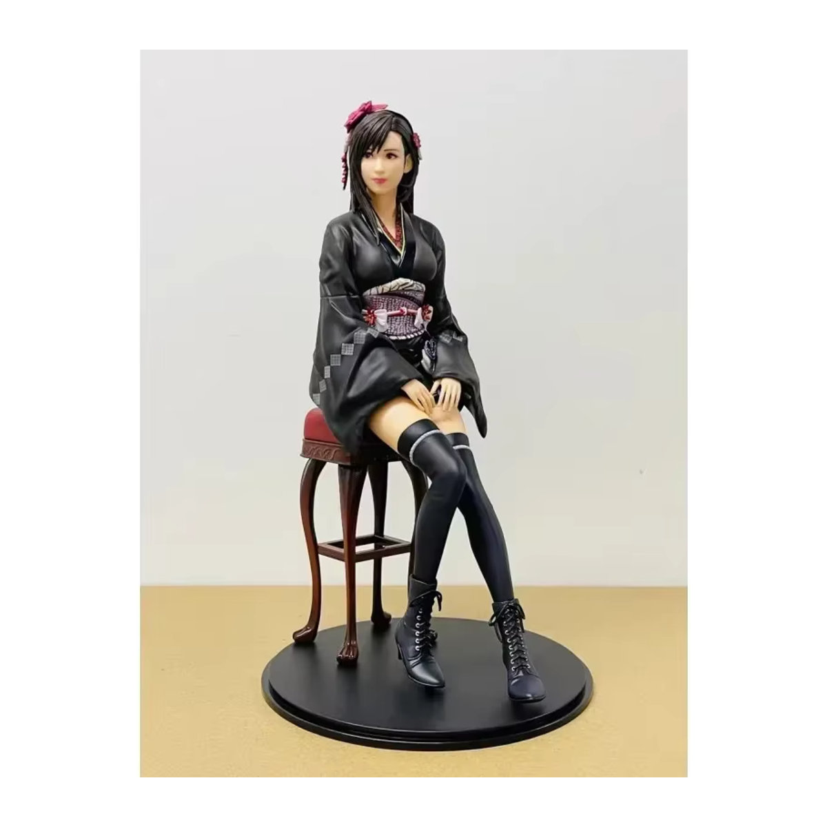 Square Enix Tifa Lockhart FF7 Sammlerfigur in exotischem floralem Kimono, handgemachte Kunstharz-Dekoration, Schwarz - Bild 5