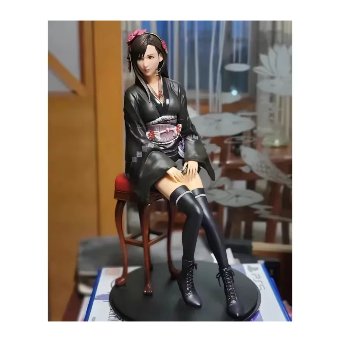 Square Enix Tifa Lockhart FF7 Sammlerfigur in exotischem floralem Kimono, handgemachte Kunstharz-Dekoration, Schwarz - Bild 6