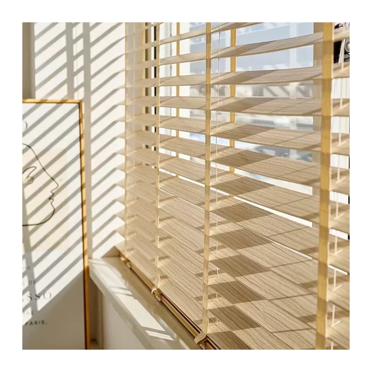 Sunroad Holzfensterjalousien aus Lindenholz und Paulownia in Beige für dein Schlafzimmer - Bild 1