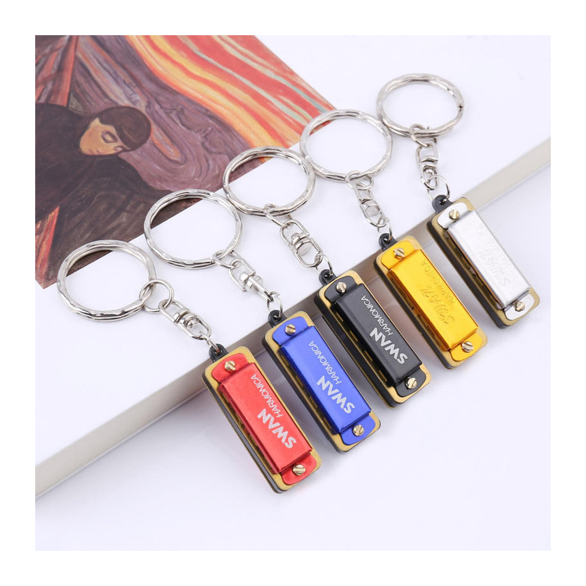SWAN Mini-Harmonika Schlüsselanhänger in Gold mit 4 Löchern und 8 Tönen als dekoratives Musik-Accessoire aus Metall und Kunstharz - Bild 3