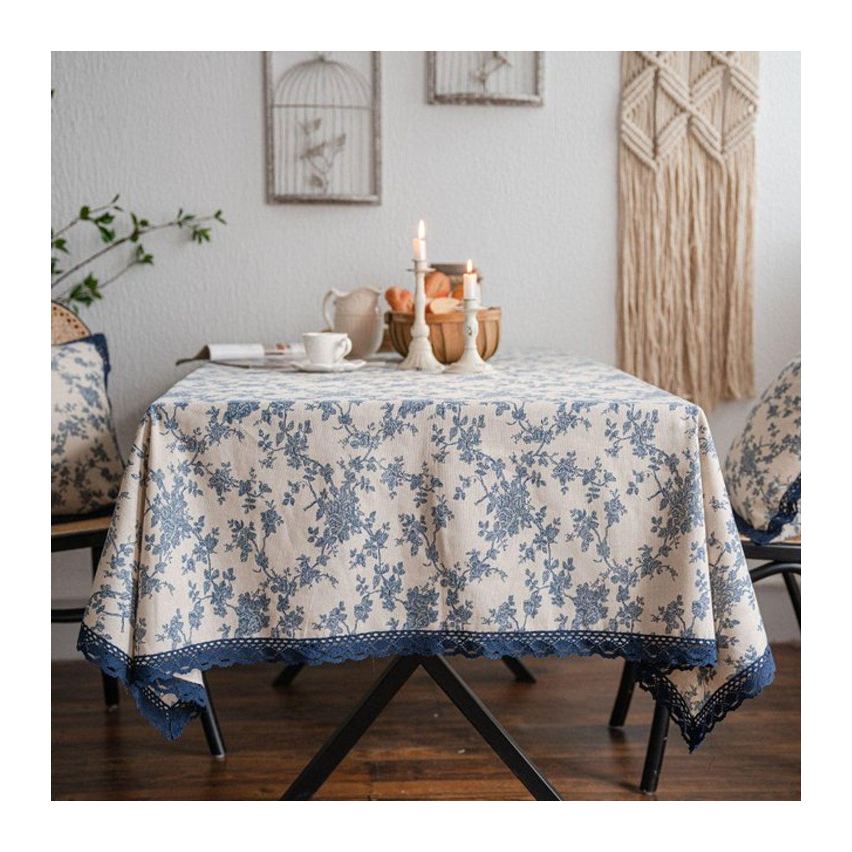 Tischdecke aus Baumwollleinen von A Family Of Home Textiles mit blauem Rosen-Aufdruck und Spitzensaum, B/B/H: 90 x 140 cm - Bild 1