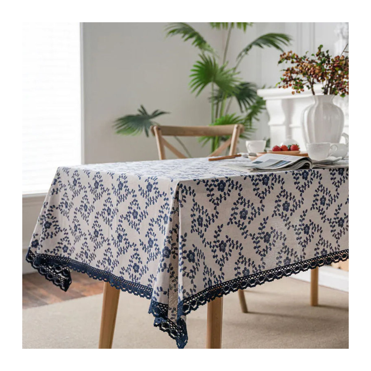Tischdecke aus Baumwollleinen von A Family Of Home Textiles mit blauem Rosen-Aufdruck und Spitzensaum, B/B/H: 90 x 140 cm - Bild 2