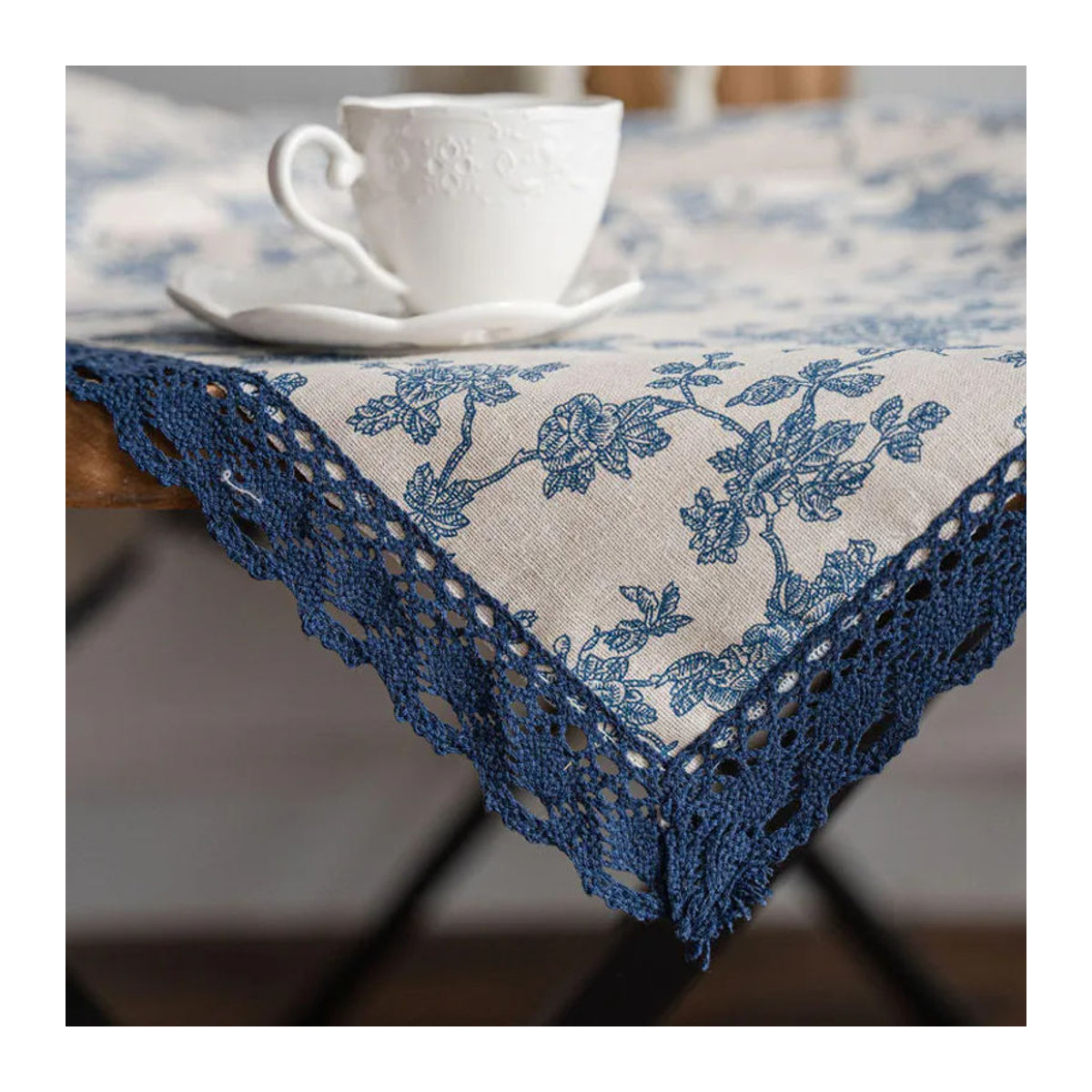 Tischdecke aus Baumwollleinen von A Family Of Home Textiles mit blauem Rosen-Aufdruck und Spitzensaum, B/B/H: 90 x 140 cm - Bild 3