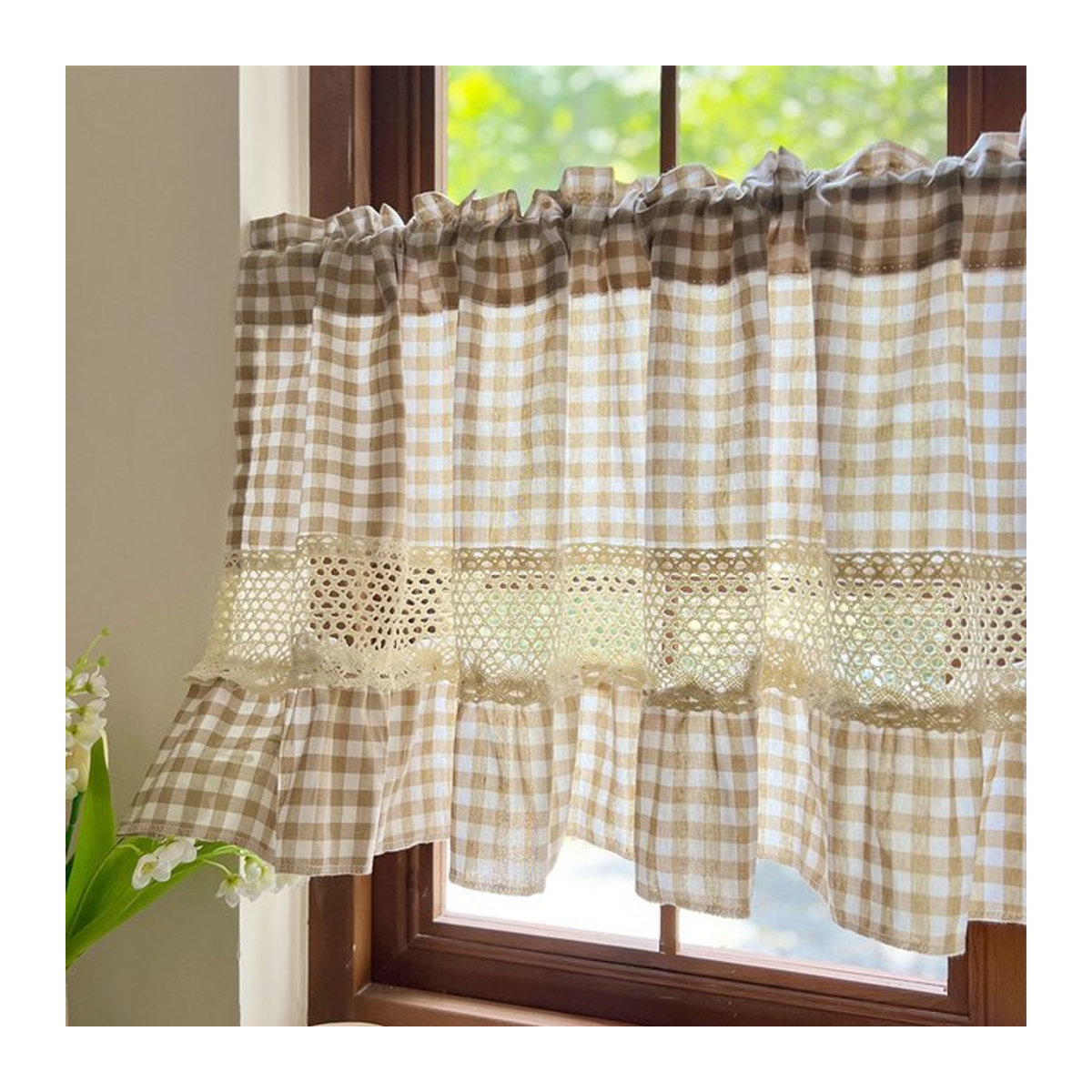 Tiyana Cafe Vorhang Beige mit Gingham-Muster und Häkelspitzenbesatz als lichtfilternder Fenster-Volant im Vintage-Bauernhaus-Stil - Bild 1