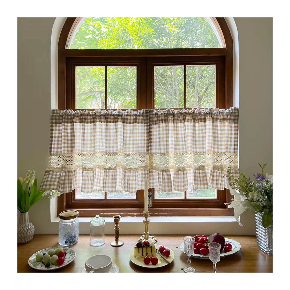 Tiyana Cafe Vorhang Beige mit Gingham-Muster und Häkelspitzenbesatz als lichtfilternder Fenster-Volant im Vintage-Bauernhaus-Stil - Bild 2