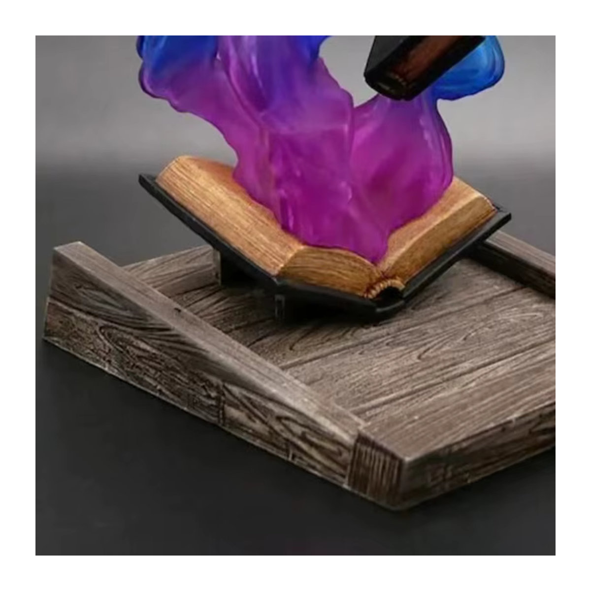 Tomes Of Magics Würfelturm in Buchform als dekorative Skulptur aus Kunstharz, mehrfarbig - Bild 4