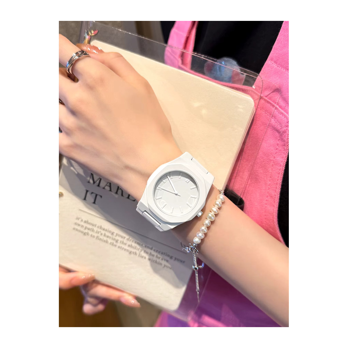 TOMI Herren Armbanduhr minimalistisch Analog mit Quarzwerk in Weiß und rundem Kunststoffgehäuse - Bild 3