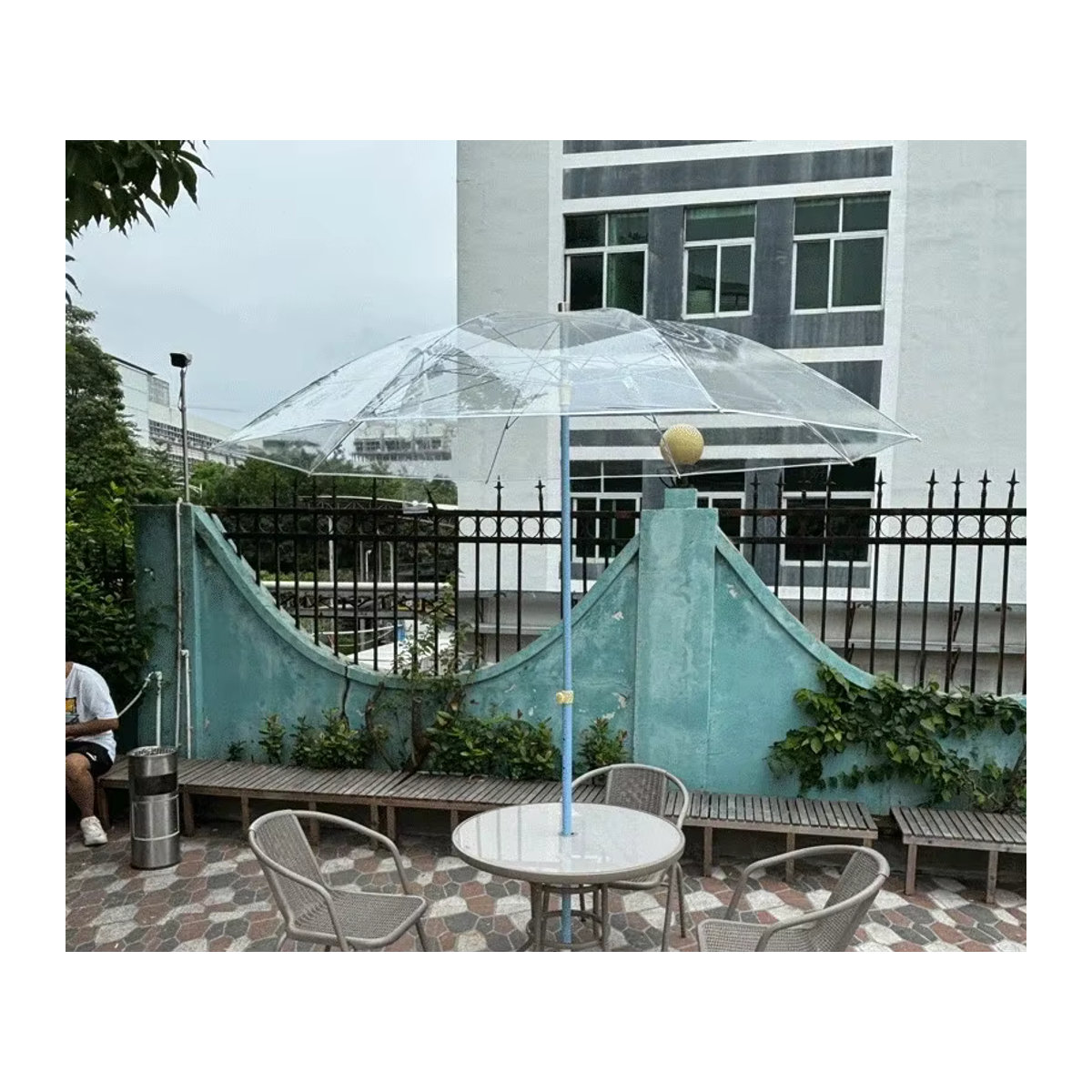 Transparenter Regenschirm für Außenbereich und Innenhof in Villa oder Garten - Bild 3