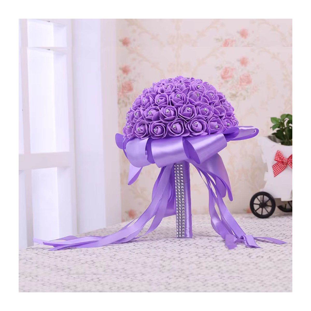 TRUE LOVE GIFT Floraler Hochzeitsstrauß in Weiß und Lila aus Textil, Rund und Glamourös - Bild 1