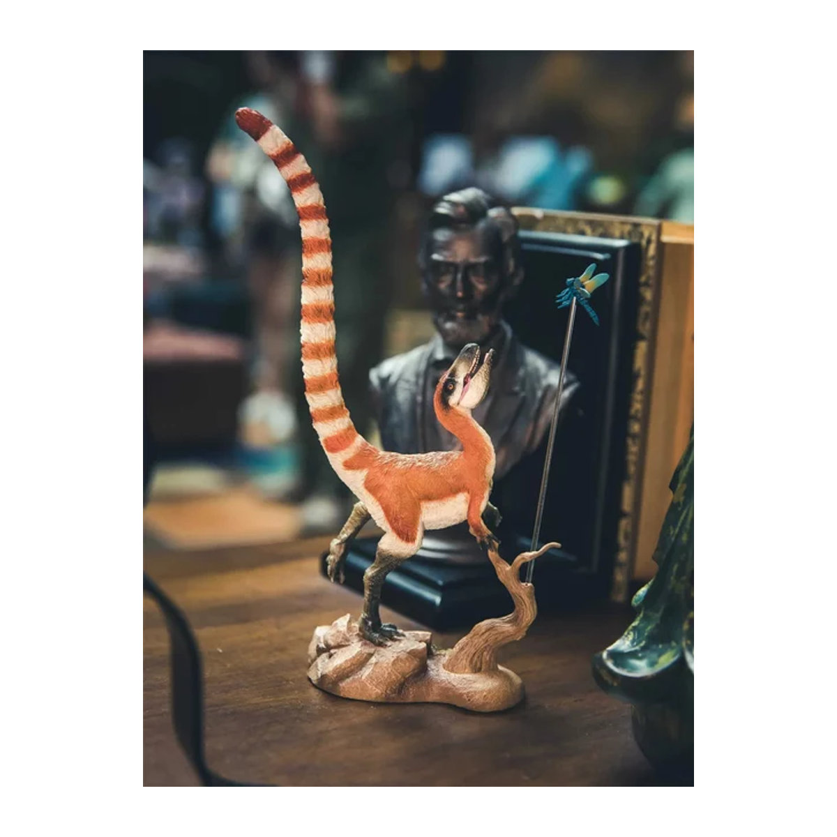 UUNYSAUR Sinosauropteryx Dinosaurier Figur Mehrfarbig gestreift als Schreibtisch Dekoration - Bild 1