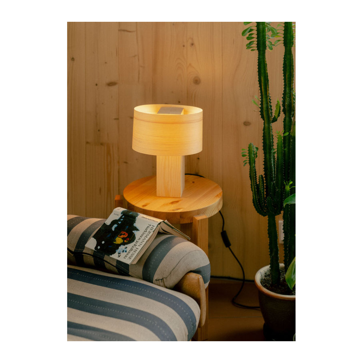 Vaarnii 018 Hoop Tischleuchte aus Kiefer Massivholz in Natur Braun mit warmweißem Licht im skandinavischen minimalistischen Design - Bild 2