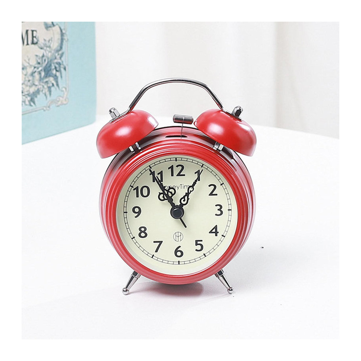 Vainlla Souffle Retro Wecker aus Metall in Rot mit doppelter Glocke und Schlummerfunktion, analoger Vintage Wecker für Kinderzimmer und Dekoration, B/T/H: 5,3 x 5,3 x 12,2 cm - Bild 3