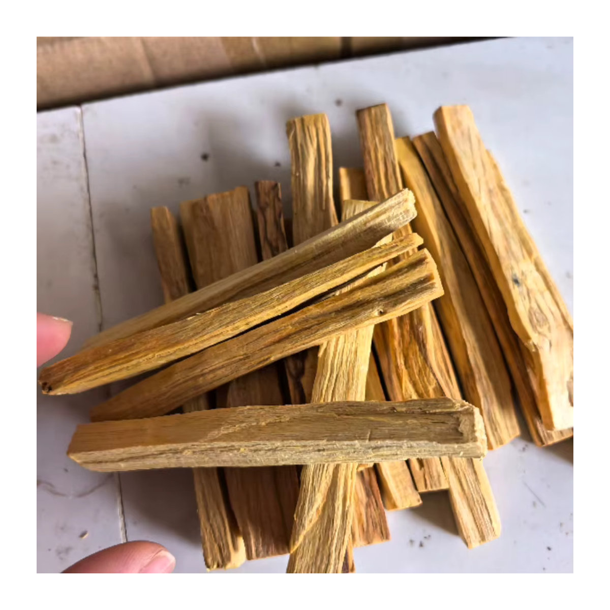 VAKIND Palo Santo Räucherstäbchen aus Holz in Braun zur Meditation und Reinigung - Bild 2