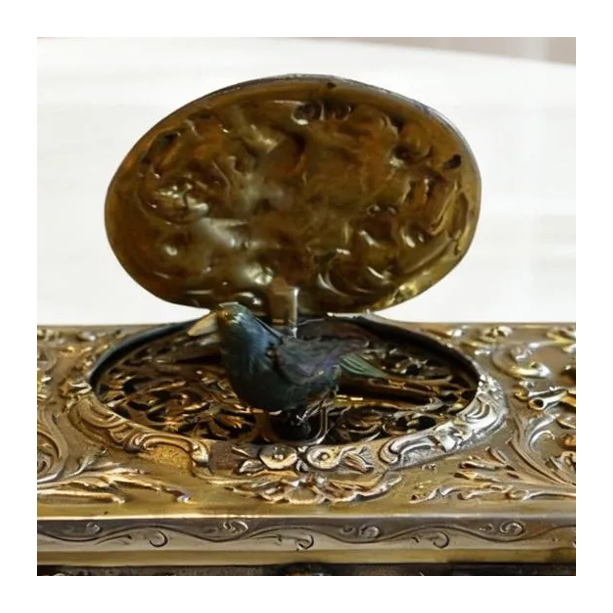 Vintage geprägte Metalldose mit Vogel-Motiv in Gold als dekoratives Sammelornament für Schreibtisch und Bücherregal - Bild 3
