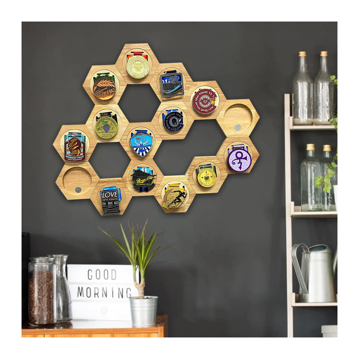 VKTECH Medaillen-Display Aufhänger aus Holz in Wabenform, braun, geometrisches Wandregal zur Aufbewahrung von Sportmedaillen - Bild 3