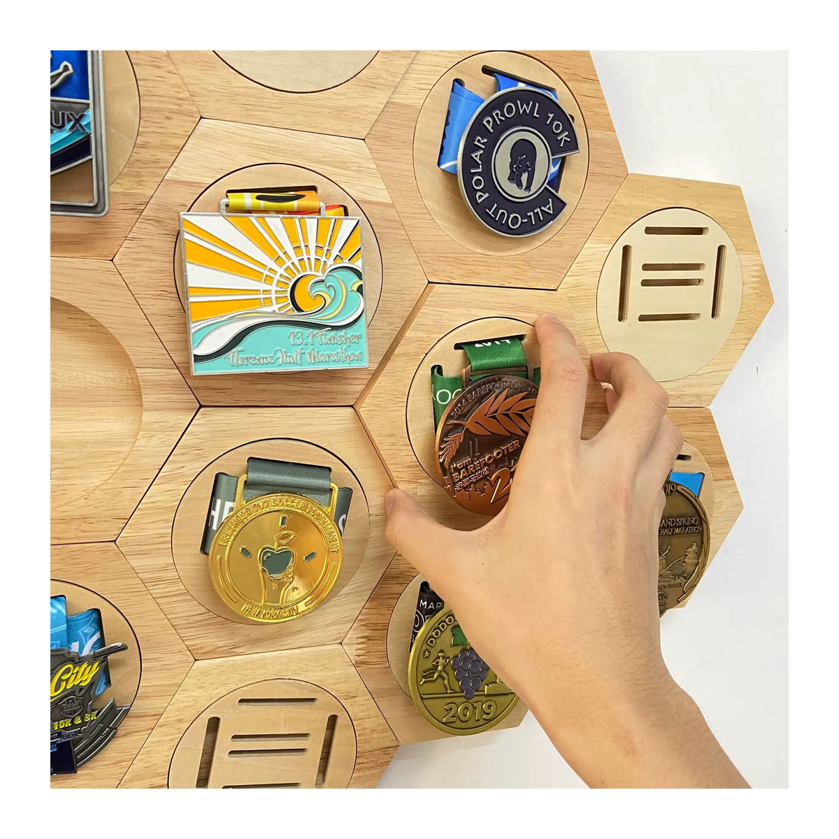 VKTECH Medaillen-Display Aufhänger aus Holz in Wabenform, braun, geometrisches Wandregal zur Aufbewahrung von Sportmedaillen - Bild 5