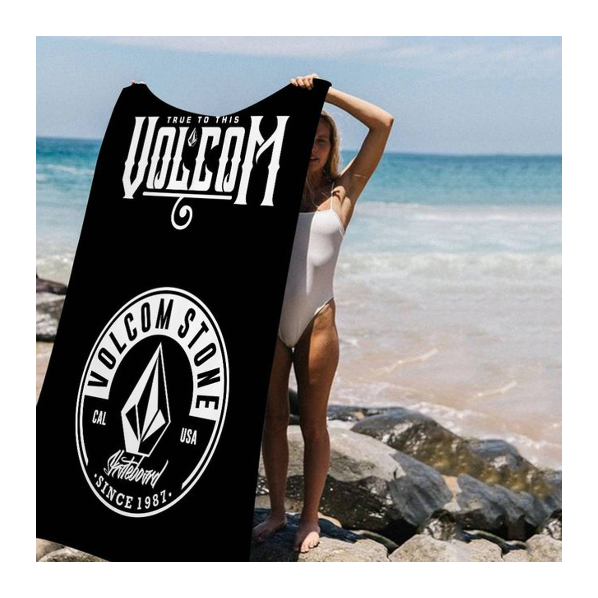 Volcom Logo Strandtuch für Mädchen aus Mikrofaser, bunt, schnelltrocknend und sandfrei, B: 100 cm, H: 180 cm - Bild 1
