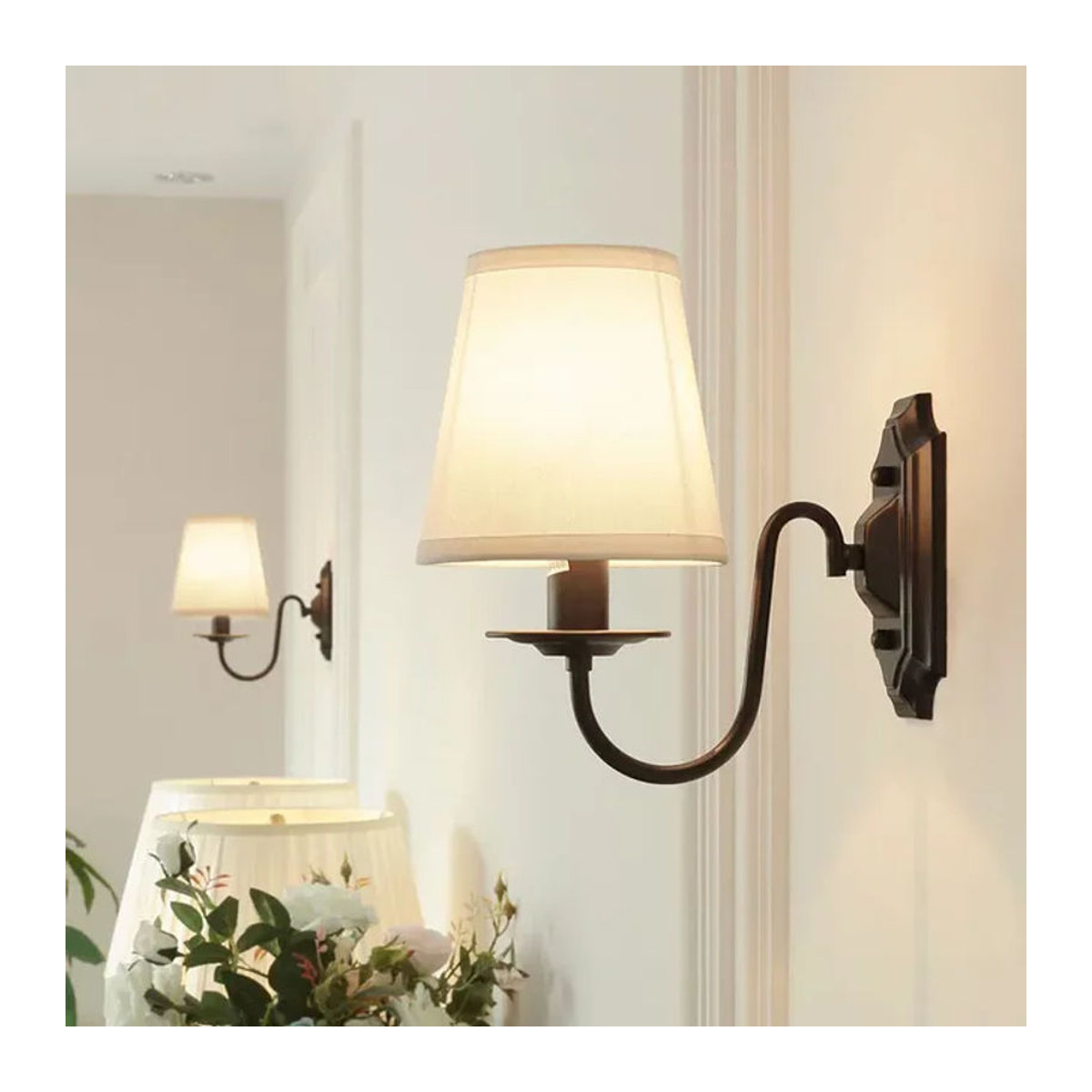 Wandleuchte wecus aus schwarzem Eisen mit Stoffschirm für E14 Leuchtmittel im Landhausstil - Bild 1