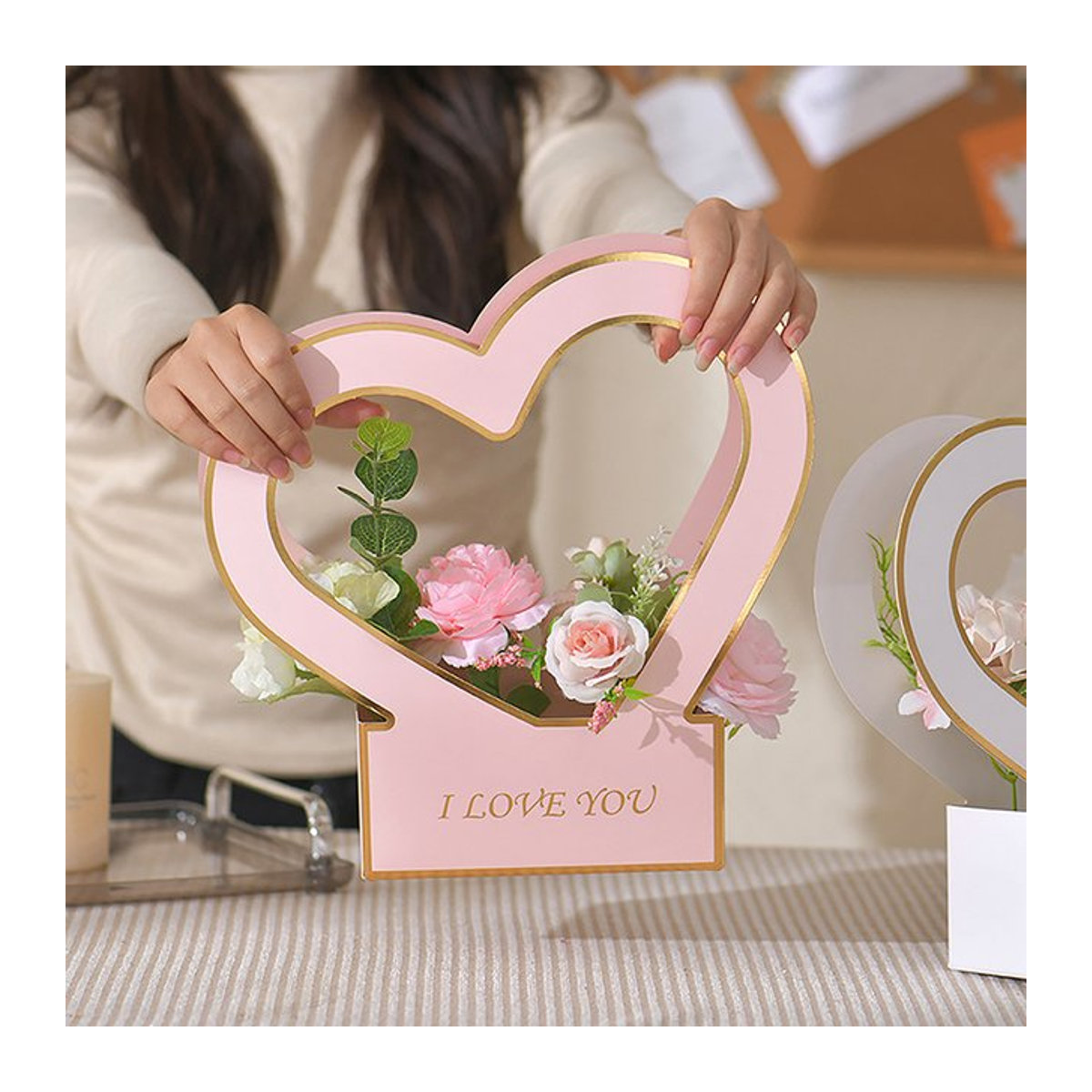 Wasserdichte Kraftpapiertüte für Blumenarrangements in Lila mit Herzgriff als tragbare Geschenkbox - Bild 1