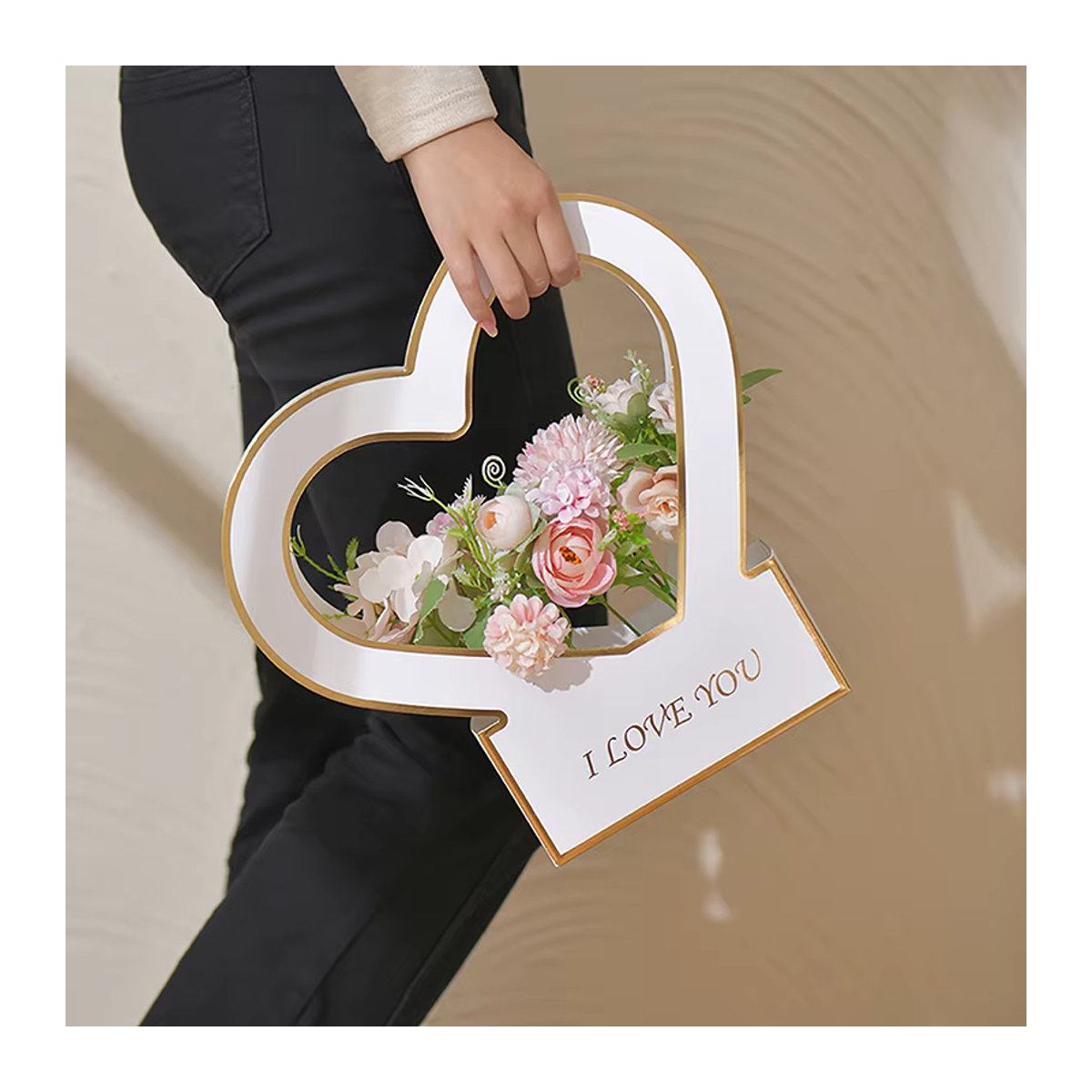 Wasserdichte Kraftpapiertüte für Blumenarrangements in Lila mit Herzgriff als tragbare Geschenkbox - Bild 2