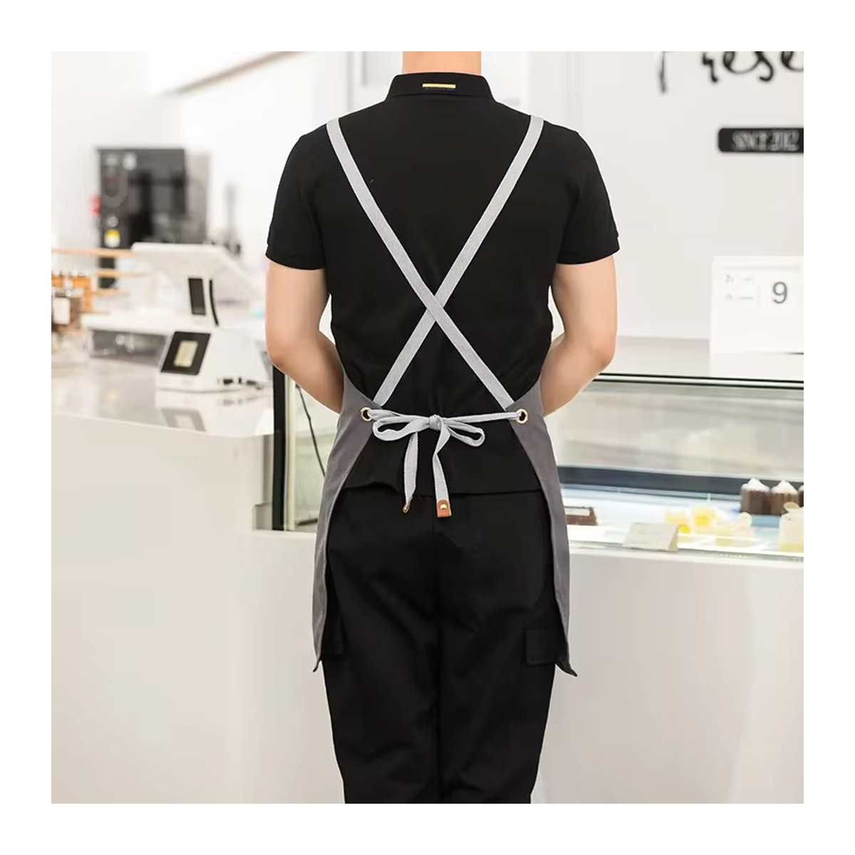 Wasserdichte Küchenschürze von Adies in Schwarz mit Taschen für Grillen und Service - Bild 2