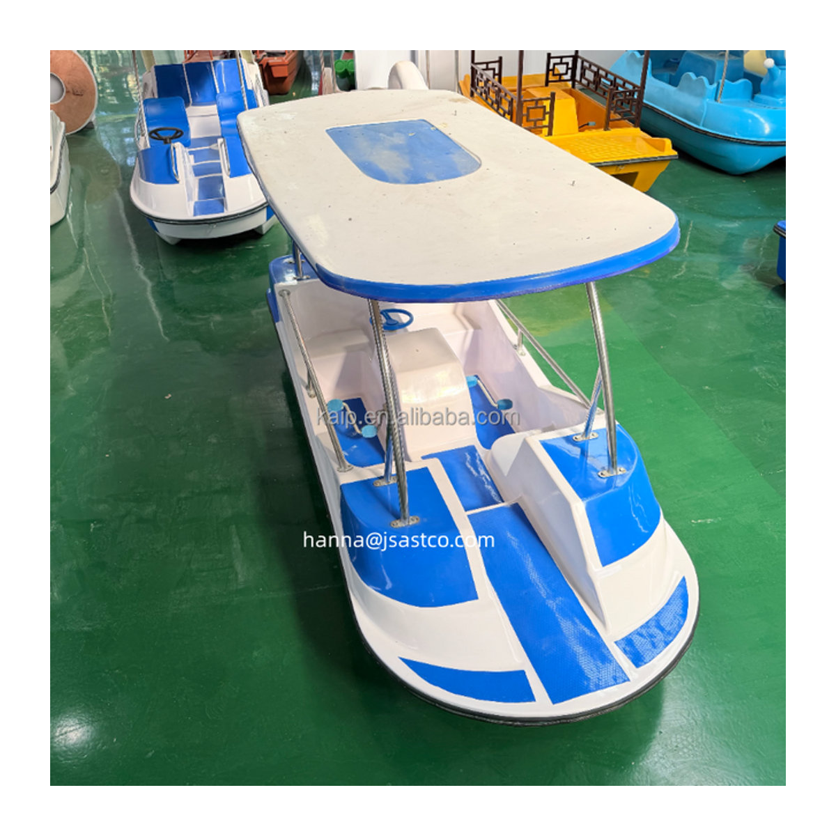 Wasserfreizeit-Tretboot aus Fiberglas-Kunststoff für 4 Personen inklusive Stoßfänger und schwimmendem Ponton für Aqua-Schwimmbäder - Bild 1