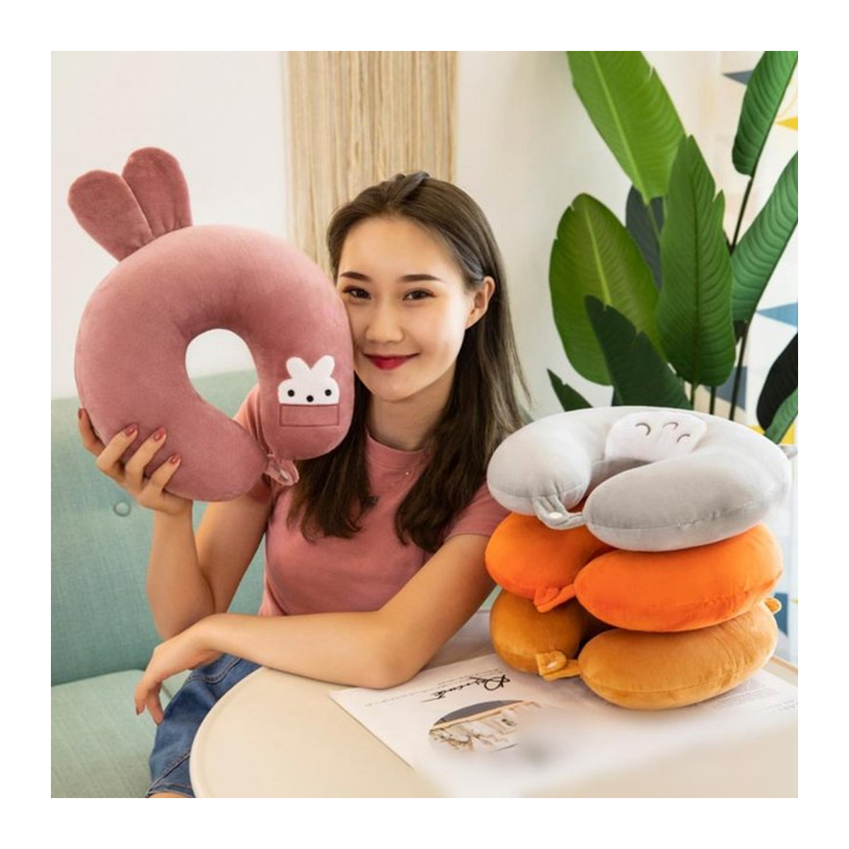 Weiches U-förmiges Reisehalskissen aus Plüsch mit Cartoon-Design für Erwachsene und Kinder, Farbe: Carrot - Bild 1
