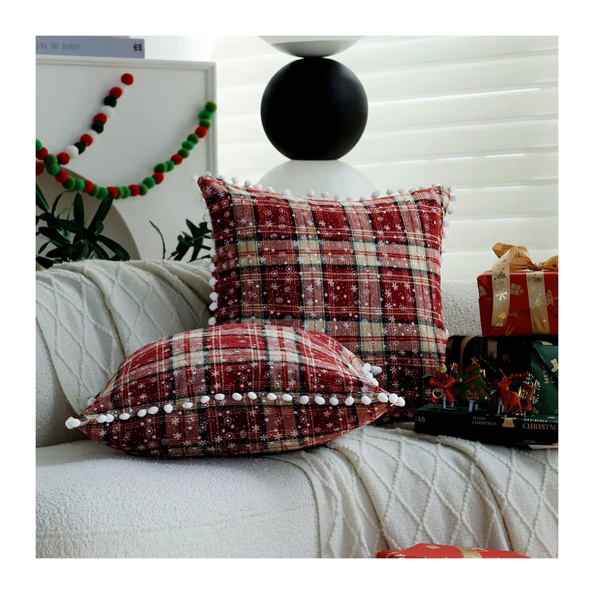 Weihnachtlicher dekorativer Kissenbezug von CANIRICA in Rot mit Karomuster und Kugeln, B/T/H: 45 x 45 x 45 cm - Bild 4