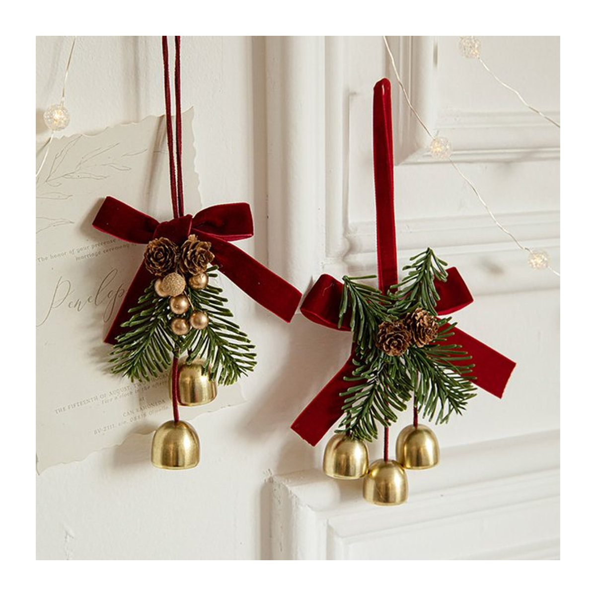 Weihnachts-Hängeornament von joy-enlife mit rotem Samt-Bogen und goldener Glocke - Bild 1